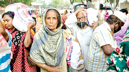 ত্রাণের আশায় রাস্তায় রাস্তায় ঘুরছেন তারা
