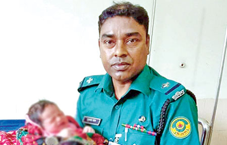 পুলিশের চেষ্টায় প্রাণ বাঁচল মা-মেয়ের