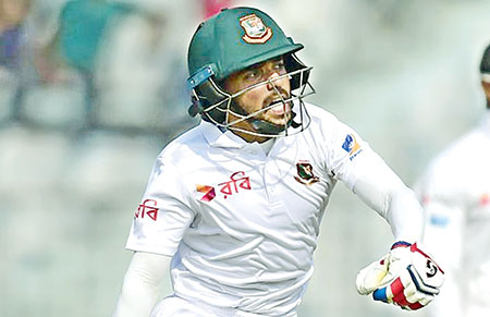 ভিন্নভাবে সেঞ্চুরি উদ্‌যাপন মুমিনুলের