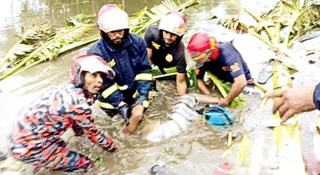 ৫ ঘণ্টা ট্রাকের নিচে চাপা পড়ে ছিল ১৩ জনের লাশ