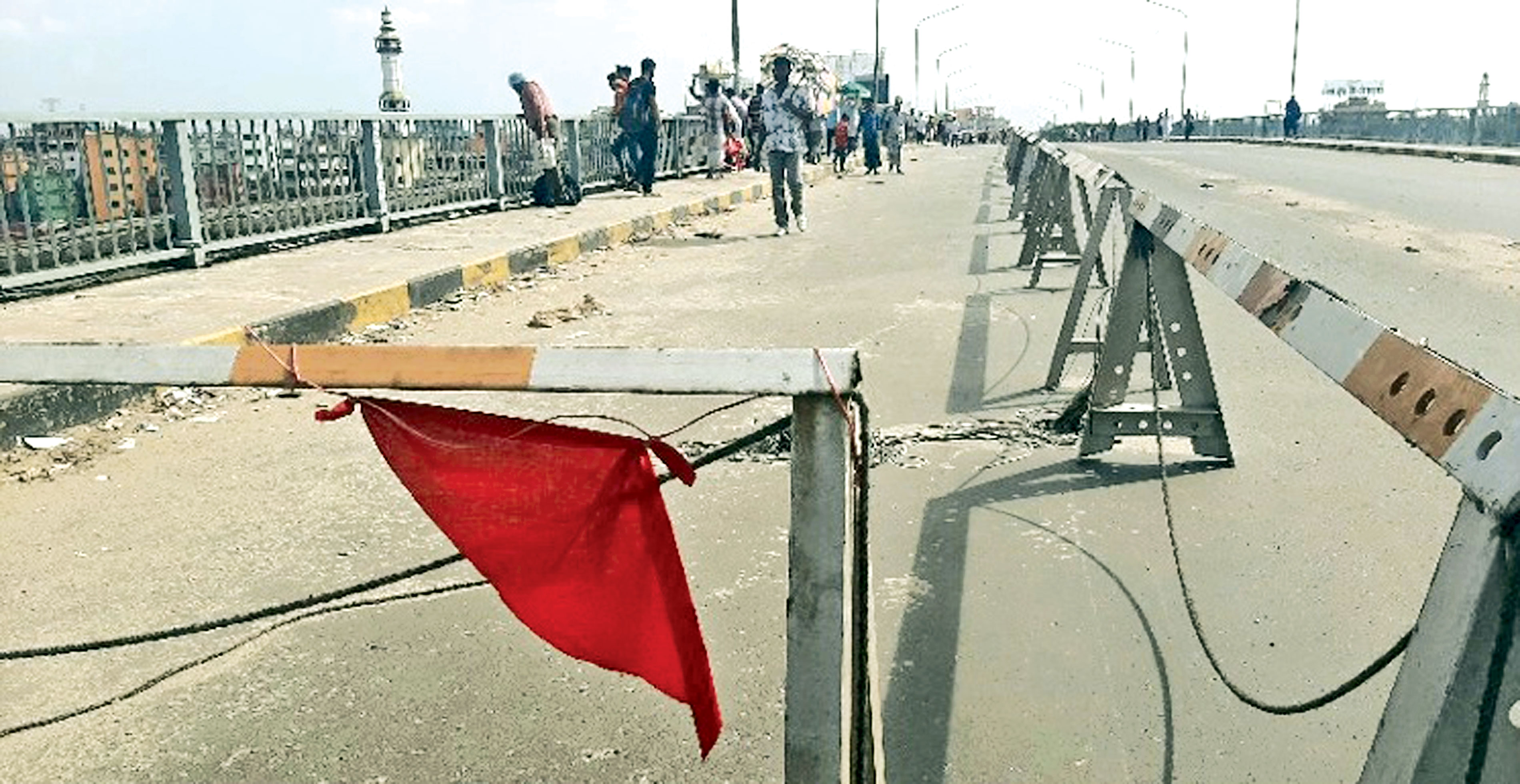 বুড়িগঙ্গা সেতু ঝুঁকিপূর্ণ ভারী যান চলাচল বন্ধ