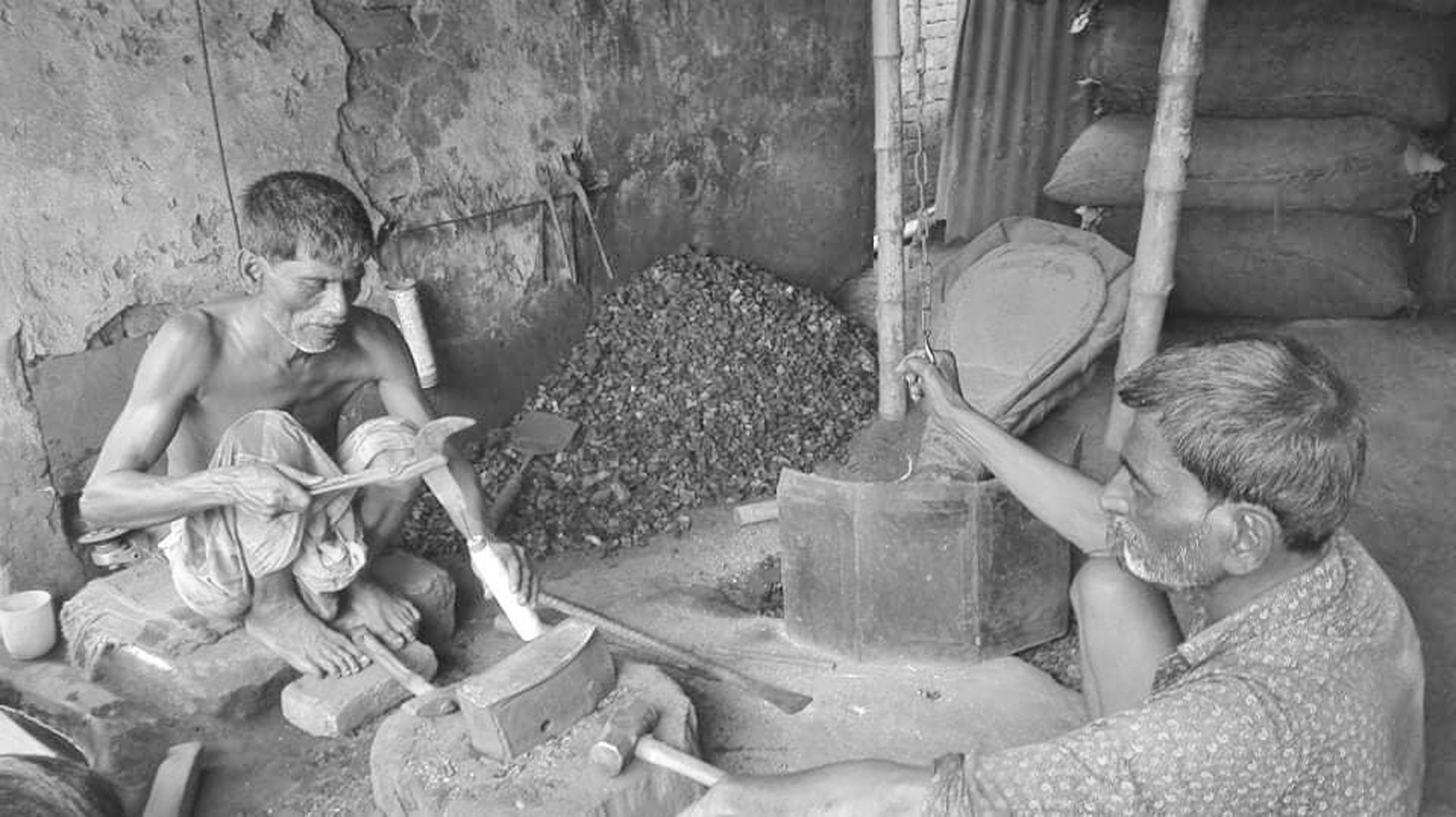 কামারপলস্নীর টুংটাং শব্দে করোনার হানা