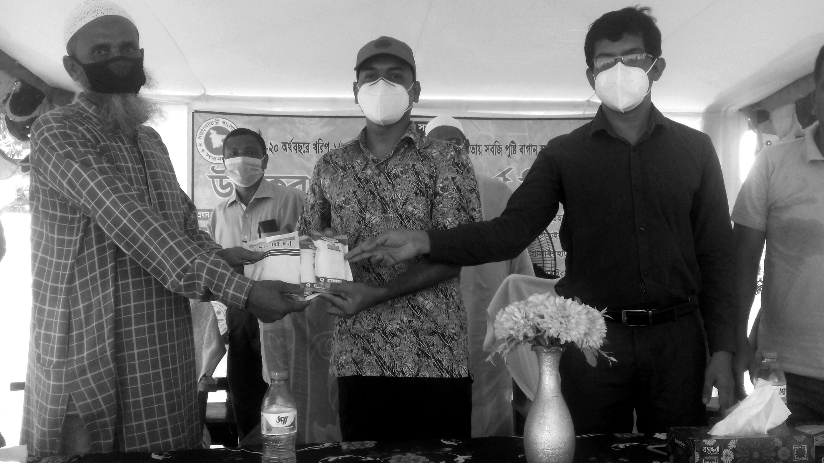 গোসাইরহাটে কৃষকদের মধ্যে উপকরণ বিতরণ