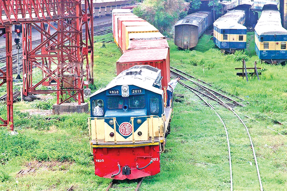 রেলে আশা দেখাচ্ছে পণ্য পরিবহণ