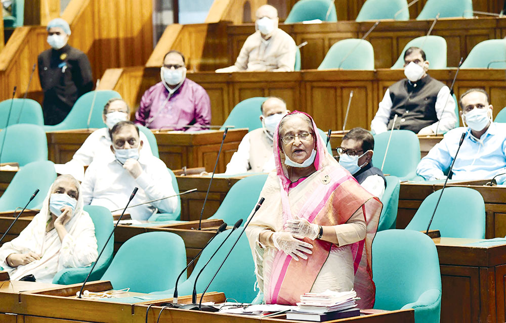 ক'জন সমালোচক মানুষের পাশে দাঁড়িয়েছেন
