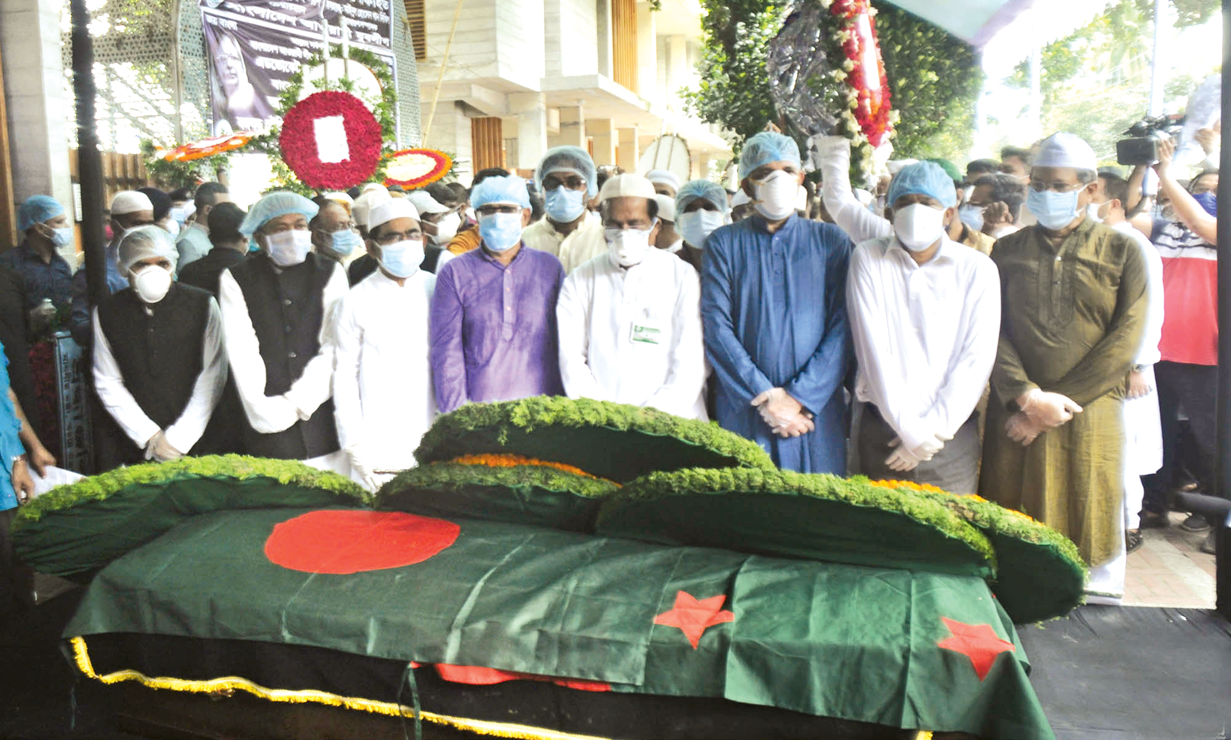 মায়ের কবরে শায়িত সাহারা খাতুন