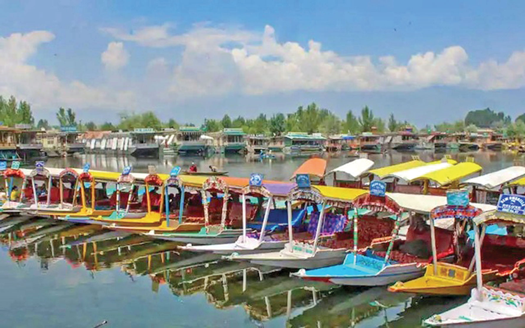 পর্যটকদের জন্য খুলল কাশ্মীরের দরজা