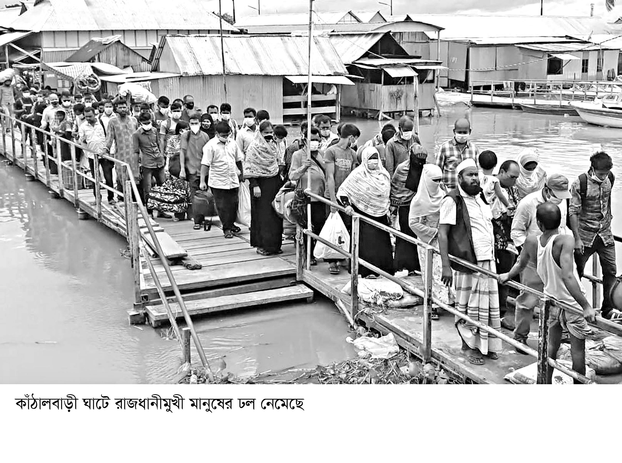 রাজধানীমুখী যাত্রীর চাপ কাঁঠালবাড়ীঘাটে