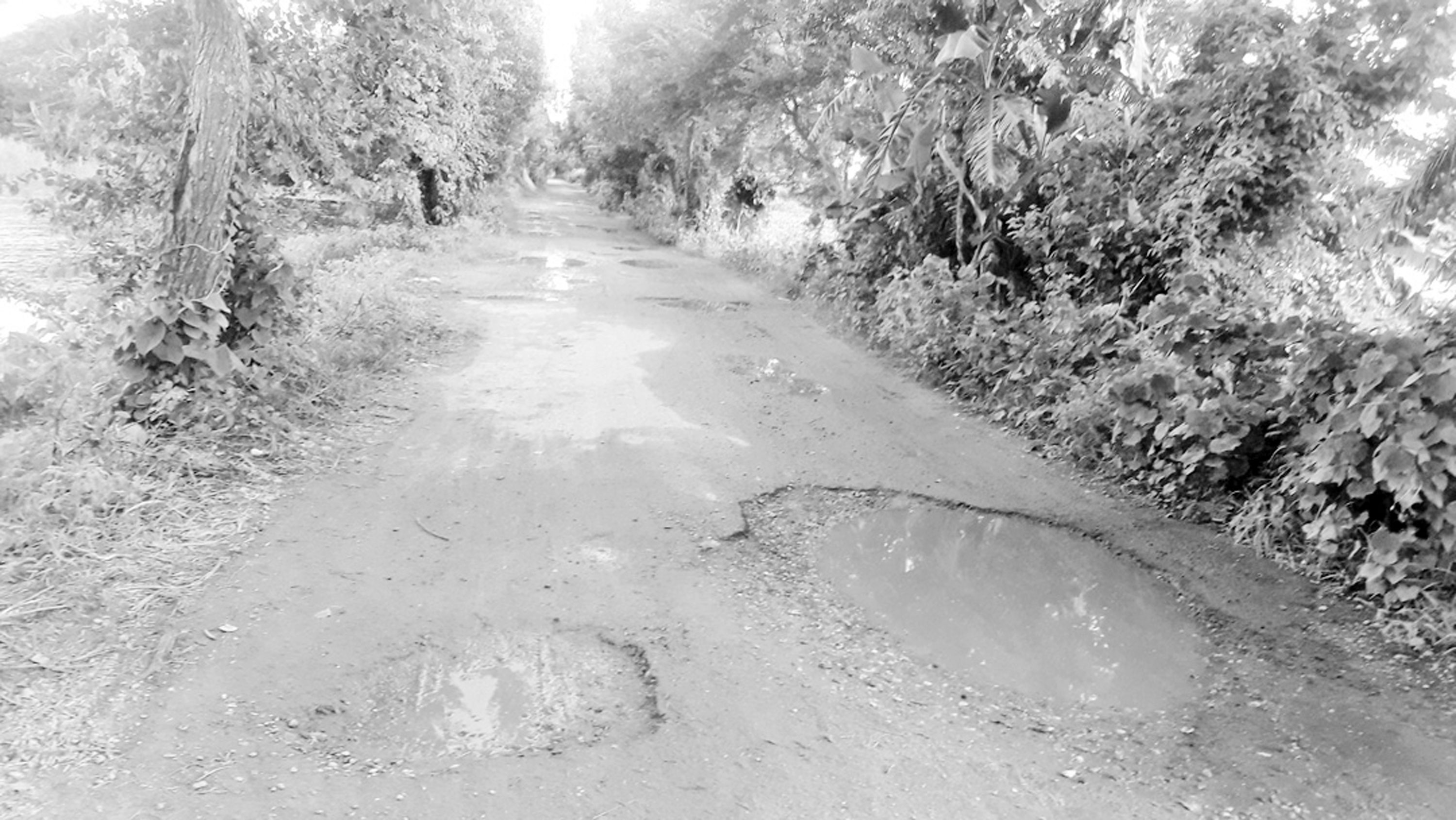 গোপালগঞ্জে বেহাল সড়কে চলাচল ব্যাহত
