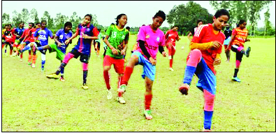 নারী ফুটবলারদের স্বপ্ন পূরণে বাধা