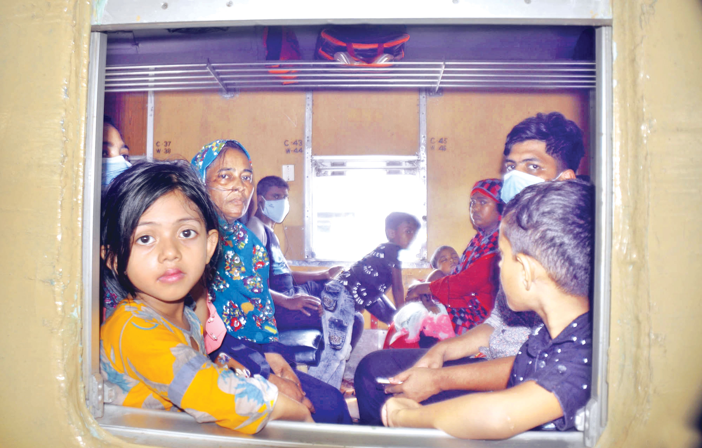 শতভাগ আসনে যাত্রী নিয়ে স্বাভাবিক ট্রেন চলাচল