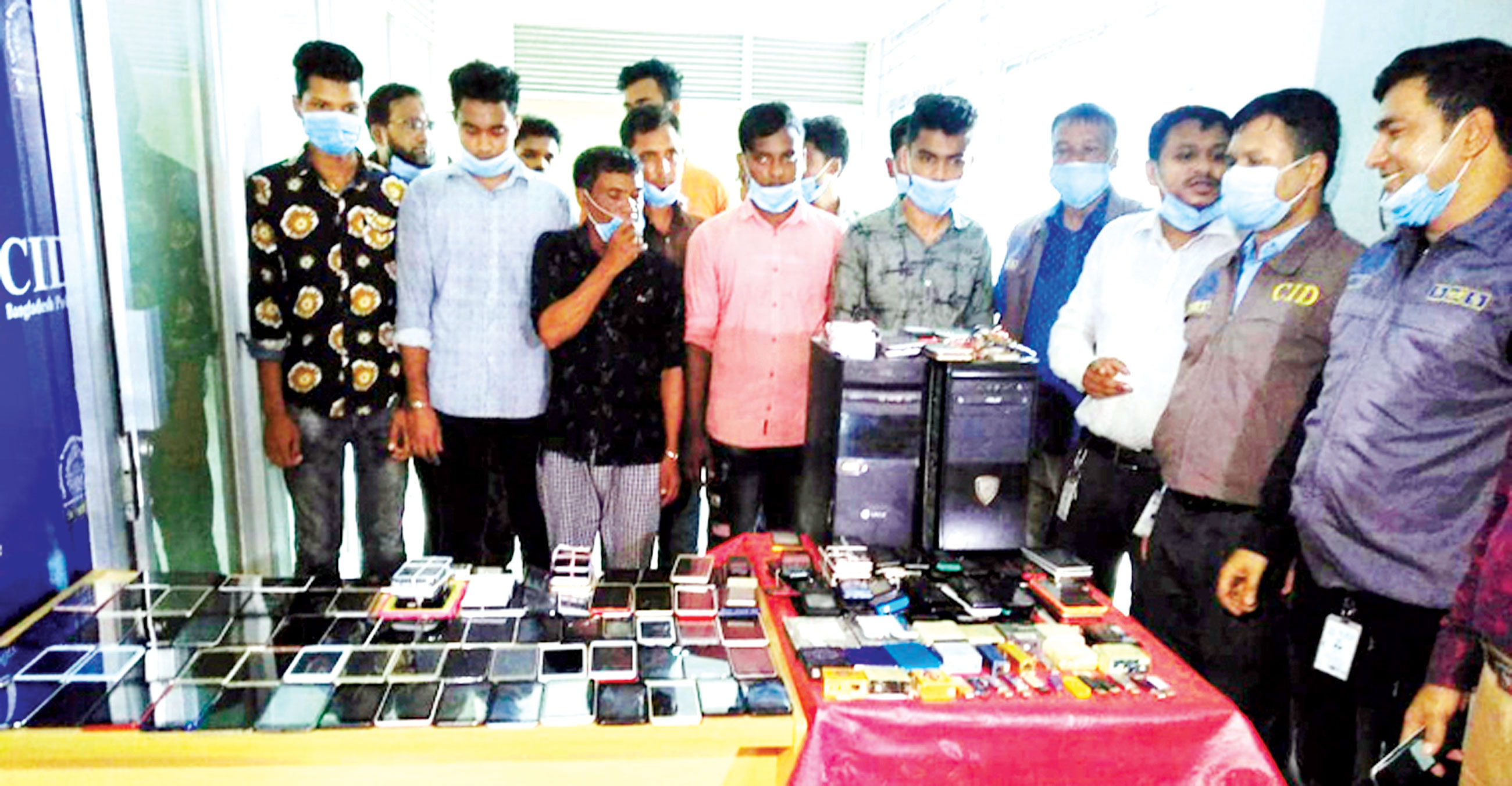 চোরাই মোবাইলসহ সংঘবদ্ধ চক্রের ১২ সদস্য গ্রেপ্তার
