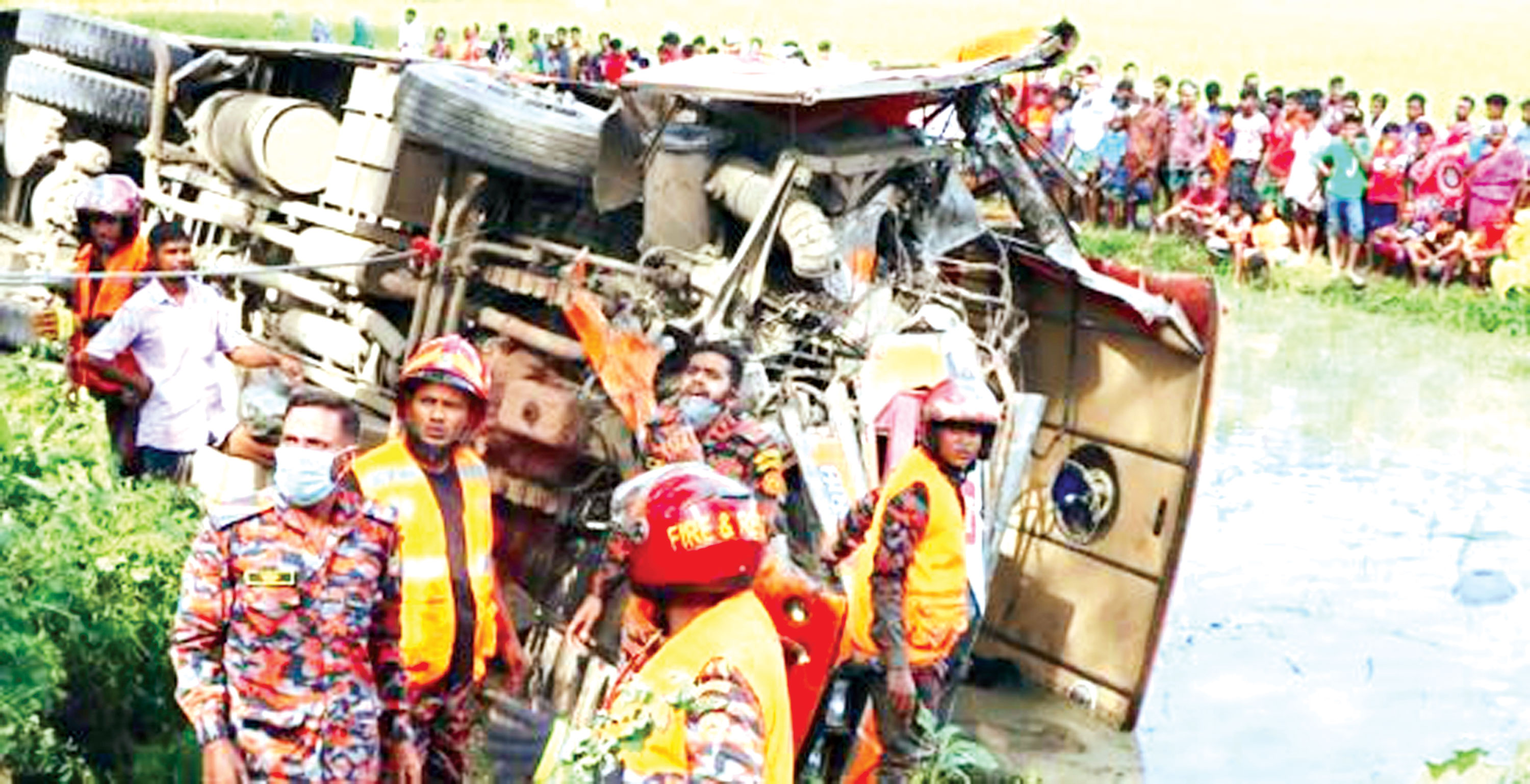মাগুরায় দুটি বাস ও মাইক্রোবাসের সংঘর্ষ ৪ জন নিহত