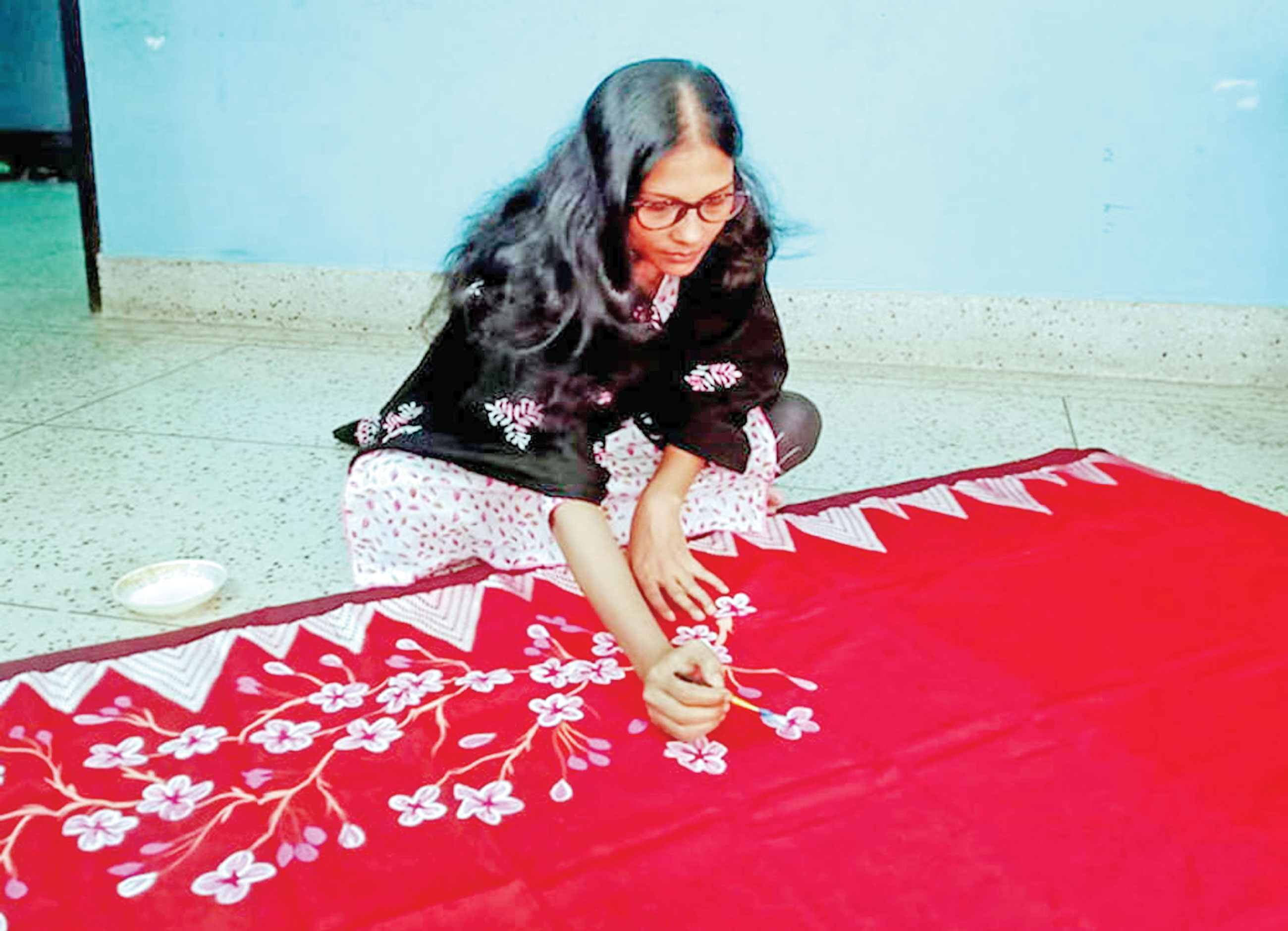 হ্যান্ডপেইন্টে স্বপ্ন ফুলবাড়ীর আন্‌জুমান আরা হীরার