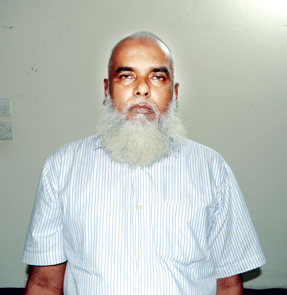 স্বাস্থ্যের টাকার কুমির ড্রাইভার মালেক অস্ত্রসহ গ্রেপ্তার