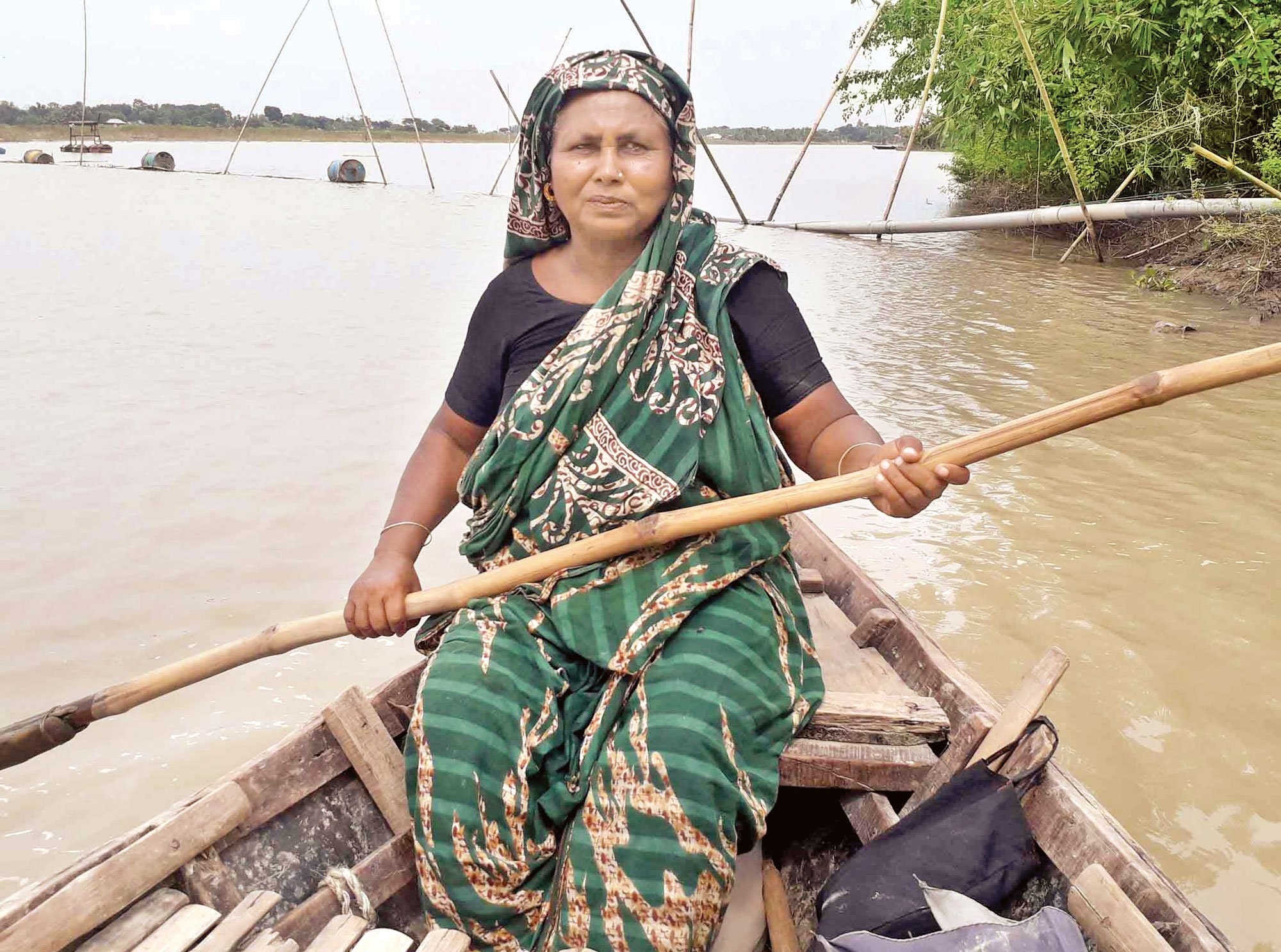 ভাঙা নৌকাই সম্বল সংগ্রামী আবেদার
