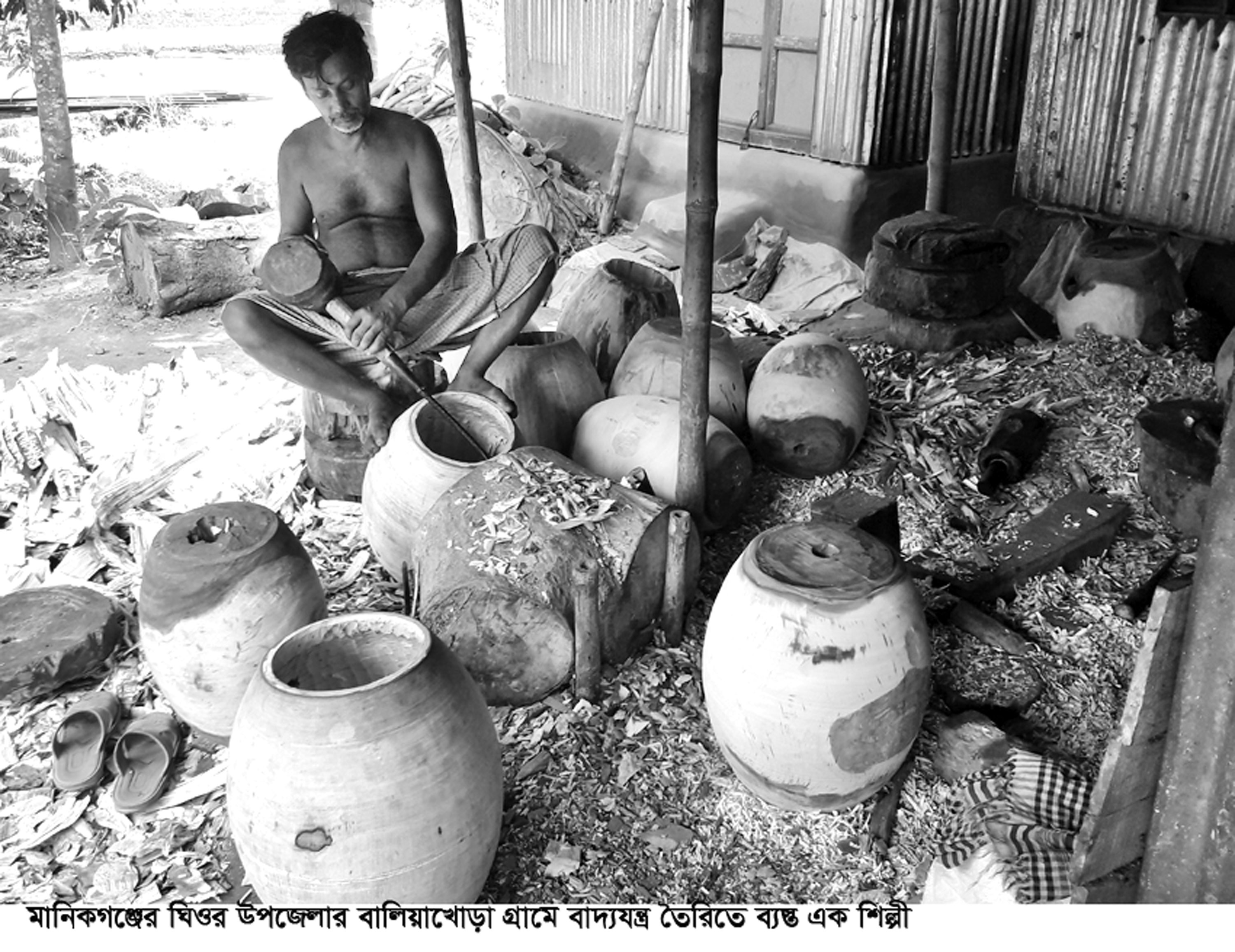 মানিকগঞ্জে কমেছে ঢাক-ঢোলের চাহিদা