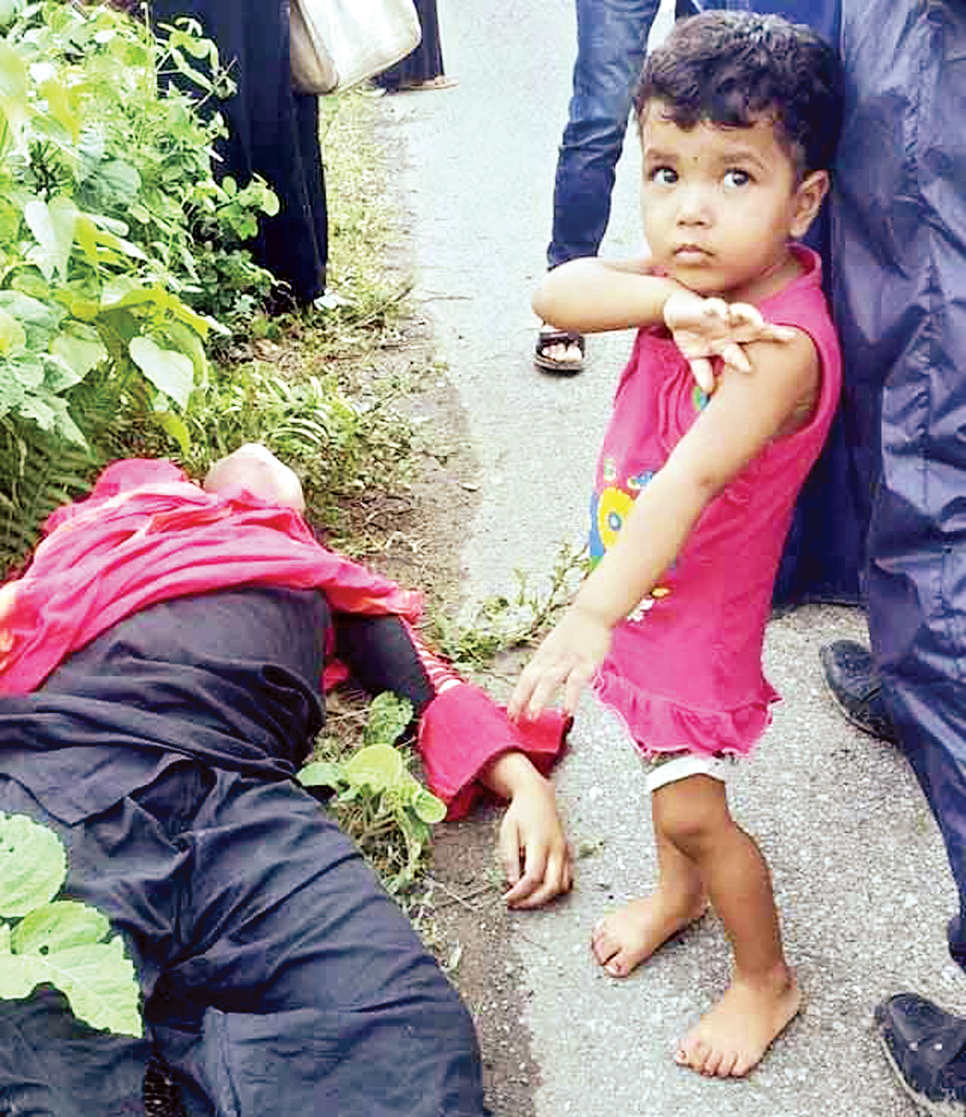 মায়ের লাশের পাশে নিশ্চুপ ছোট্ট শিশু