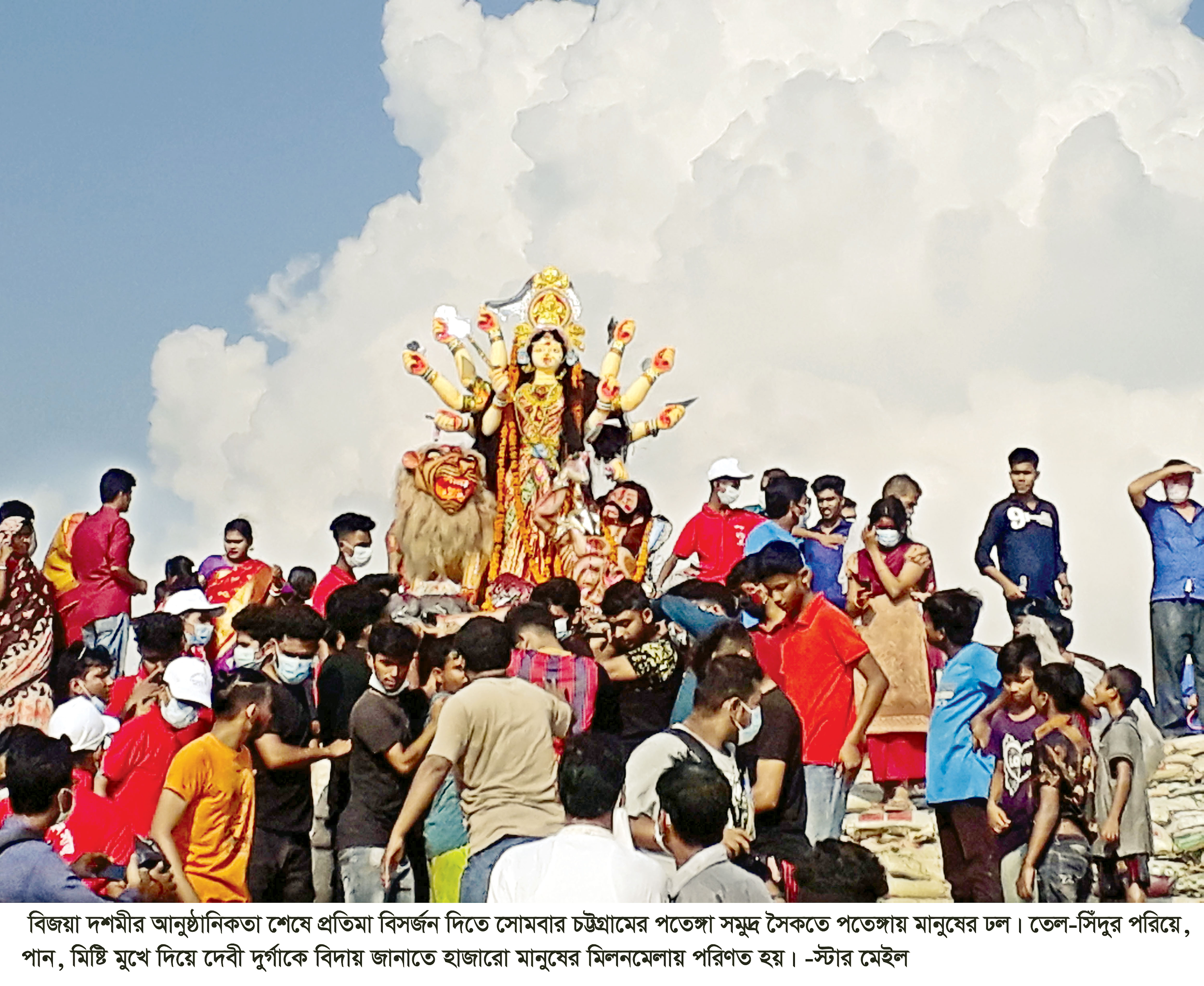 প্রতিমা বিসর্জনের মধ্য দিয়ে শেষ হলো দুর্গাপূজা