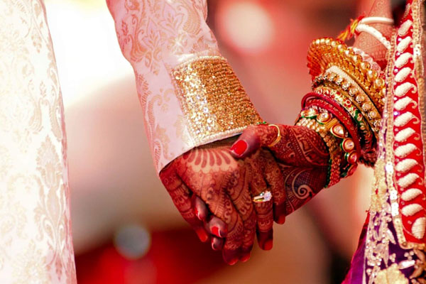 সোশ্যাল মিডিয়া আসক্তি নেই এমন বউ চাই!