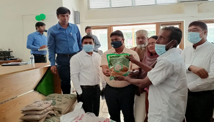 গোদাগাড়ীতে বিনামূল্যে কৃষকদের সার ও বীজ বিতরণ