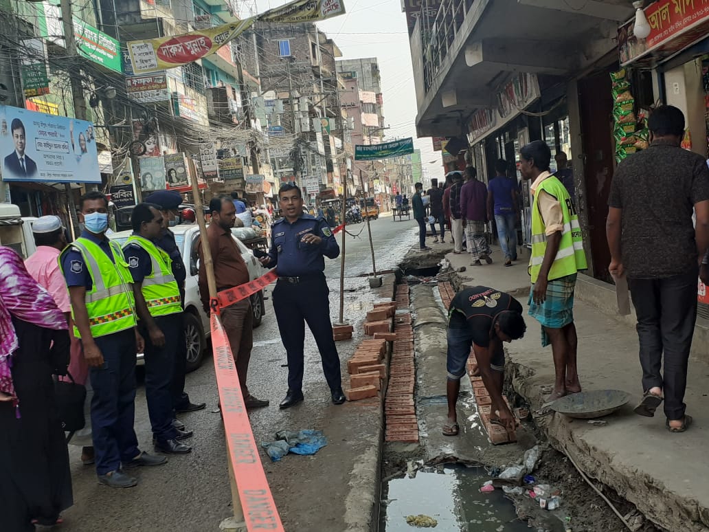 রাস্তা মেরামত করে দিলেন ওসি!