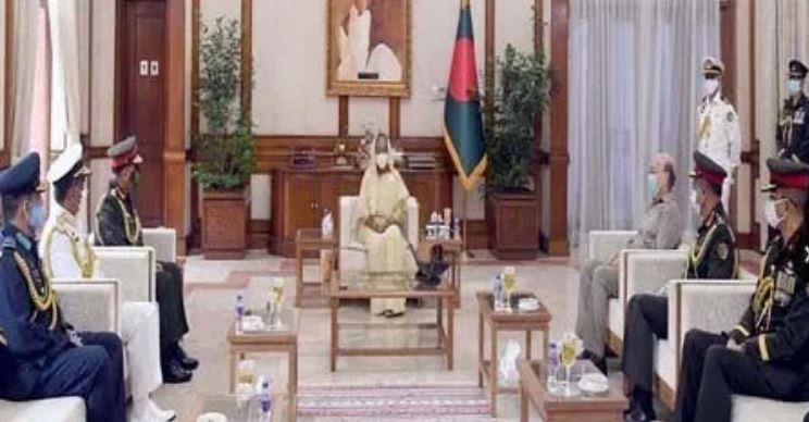 প্রধানমন্ত্রীর সাথে তিন বাহিনী প্রধানদের সাক্ষাৎ