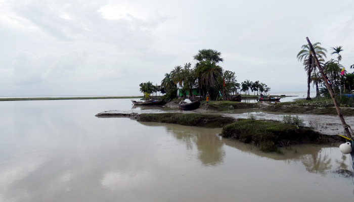 বাঁধ সংলগ্ন মাটি ইটভাটায়, হুমকির মুখে শাহাবাজপুর গ্যাসফিল্ড রক্ষাবাঁধ