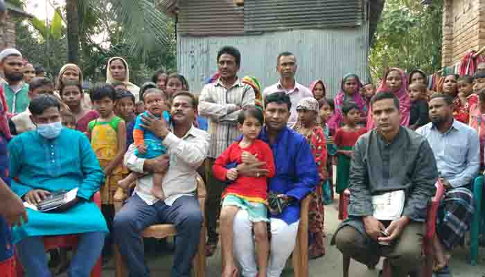 সড়ক দুর্ঘটনায় নিহত সেই পল্লী চিকিৎকের বাড়িতে পুলিশ প্রশাসন