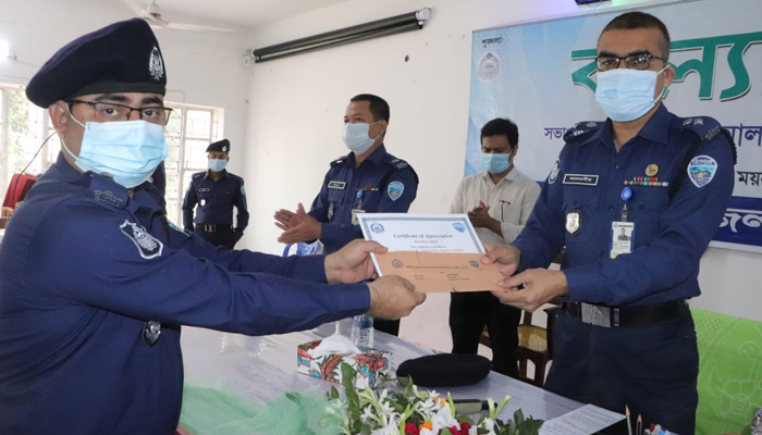 নোয়াখালীতে ৪৭ পুলিশকে পুরস্কৃত করলেন এসপি