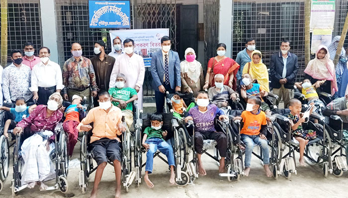 গৌরীপুরে প্রতিবন্ধীদের মাঝে হুইল চেয়ার বিতরণ
