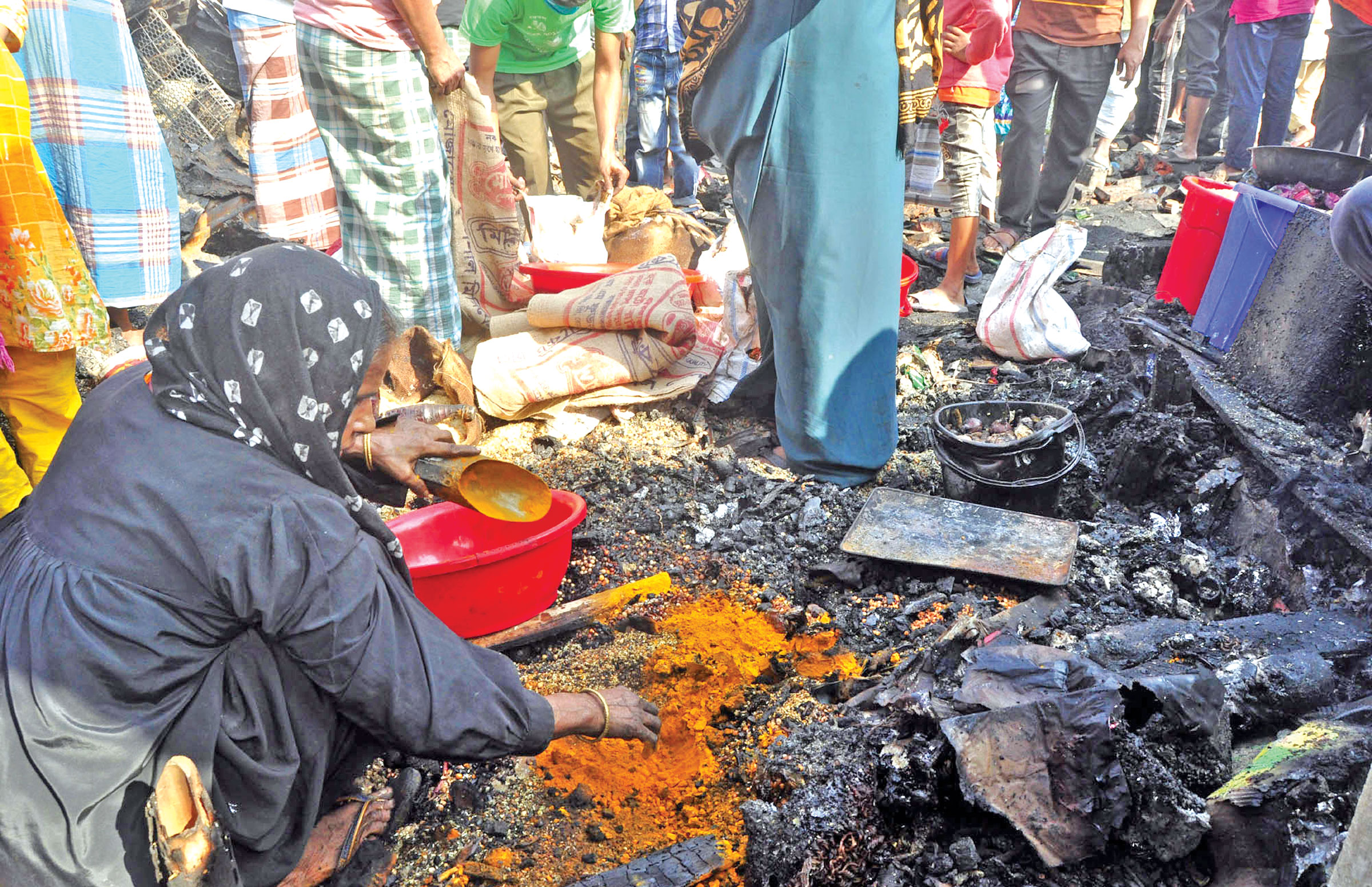 মোহাম্মদপুরের বিহারিপট্টিতে ভয়াবহ আগুন