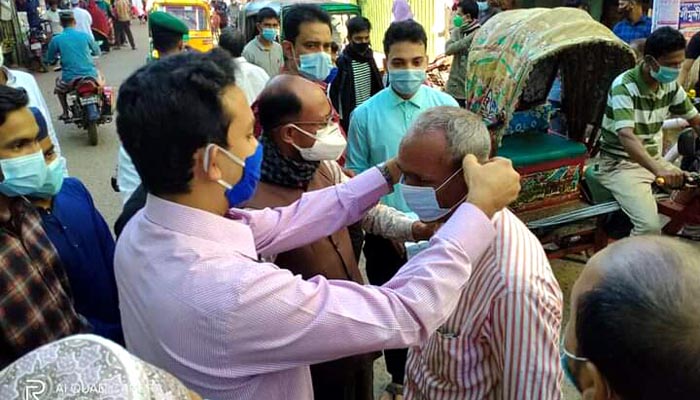 গাউসিয়া কমিটির করোনা সুরক্ষায় সচেতনতা সৃষ্টিকরণ ও মাস্ক বিতরণ কর্মসূচি