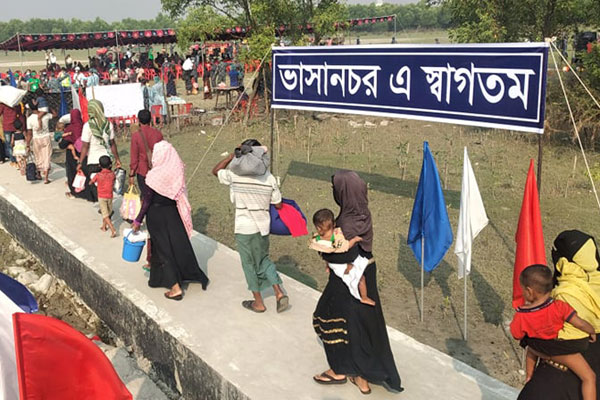 ১৬৪২ রোহিঙ্গা নিয়ে নৌবাহিনীর ৮ জাহাজ ভাসানচরে