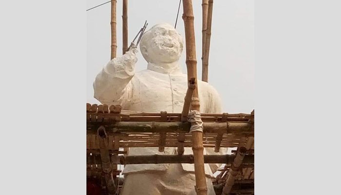 কুষ্টিয়াতে বঙ্গবন্ধুর ভাস্কর্য ভেঙে দিলো দুর্বৃত্তরা