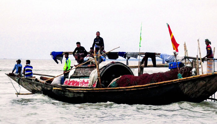 ​ইলিশের আকালে জেলেদের দূর্দিন