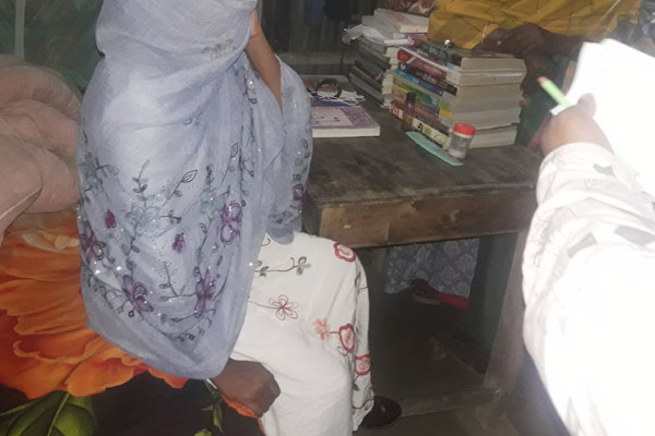 বিয়ের দাবিতে প্রেমিকের বাড়িতে শিক্ষিকার অনশন
