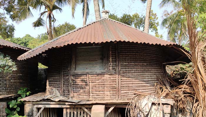 হারিয়ে যাচ্ছে গ্রামবাংলার  ঐতিহ্য ধানের গোলা