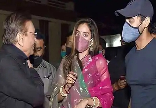 শাঁখা-সিঁদুরে সেজে যশের সঙ্গে মন্দিরে নুসরাত!