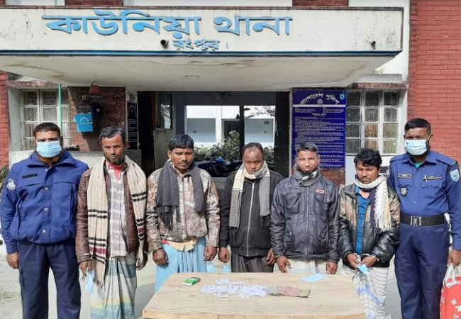 ​কাউনিয়ায় জুয়ার সরঞ্জামসহ আটক ৫