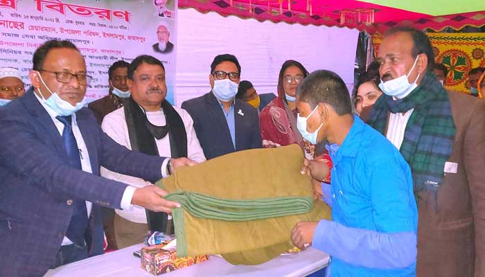 ​ইসলামপুরে প্রতিবন্ধী শিক্ষার্থীদের মাঝে শীতবস্ত্র বিতরণ