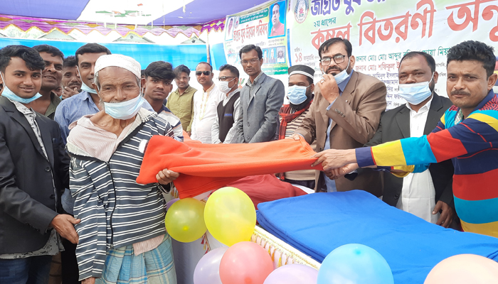 নাসিরনগরে তিন শতাধিক মানুষের মধ্যে কম্বল বিতরণ