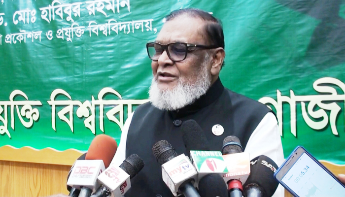 মির্জা ফখরুলের মুখে ভ্যাকসিন নিয়ে লুটপাটের কথা বলা শোভা পায় না : আ ক ম মোজাম্মেল হক