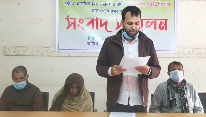 ঝিনাইদহে মামলা থেকে অব্যাহতি পেতে সংবাদ সম্মেলন