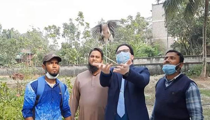 তালায় শিকার হওয়া পাখি অবমুক্ত করলেন ইউএনও
