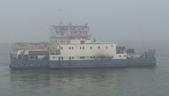 কুয়াশায় দৌলতদিয়া-পাটুরিয়া নৌরুটে ফেরি চলাচল বিঘ্নিত