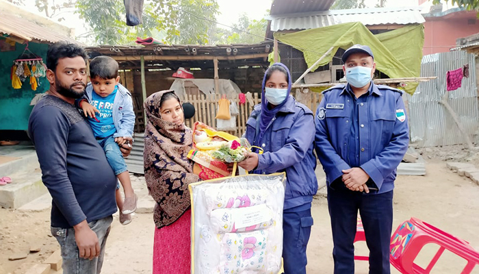 ১০ কন্যাশিশুর পরিবারে ফুল ও নতুন পোশাক পাঠালেন চুয়াডাঙ্গা পুলিশ সুপার