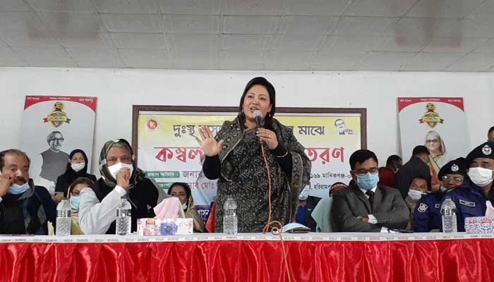 হরিরামপুরে শীতার্তদের মাঝে কম্বল বিতরণ
