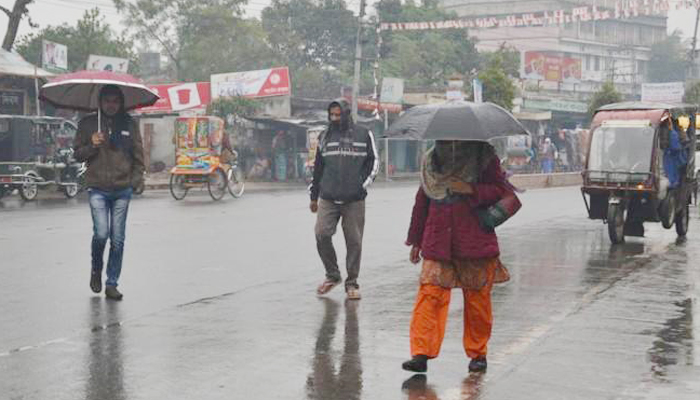 অসময়ে ঢাকায় গুঁড়ি গুঁড়ি বৃষ্টি