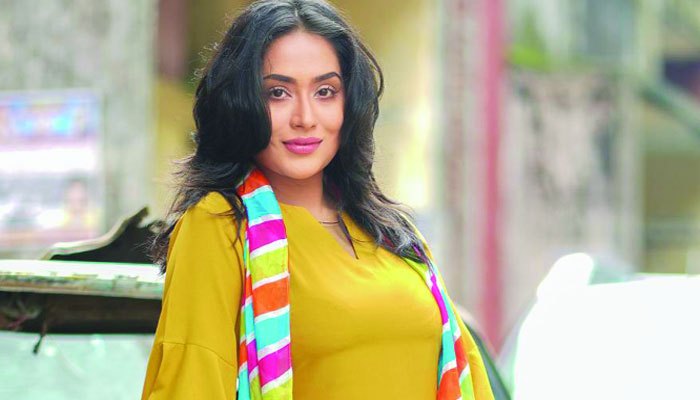 ​টিকা তালিকায় শিল্পীদের নাম না থাকায় মমর ক্ষোভ